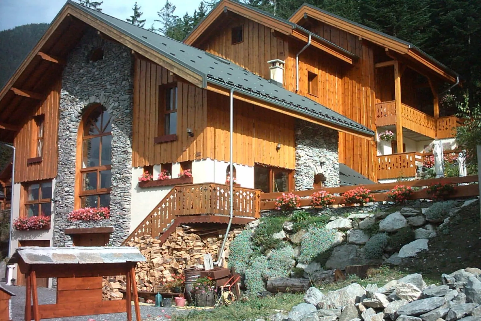 3 pièces coin montage Chalet Deleglise-Buitenkant zomer