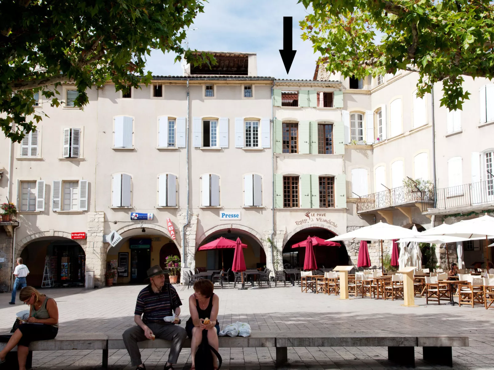 Les Arcades-Buiten