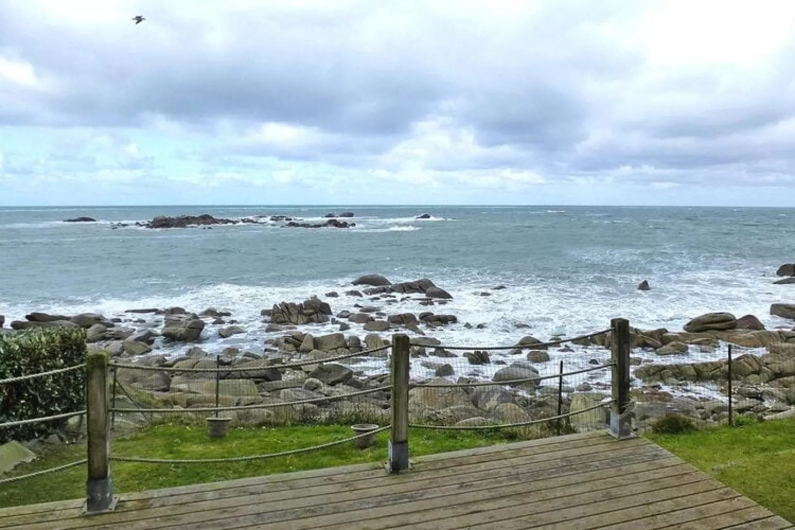 Das Meer vor der Türe 180° Panoramablick Plouescat-Uitzicht zomer