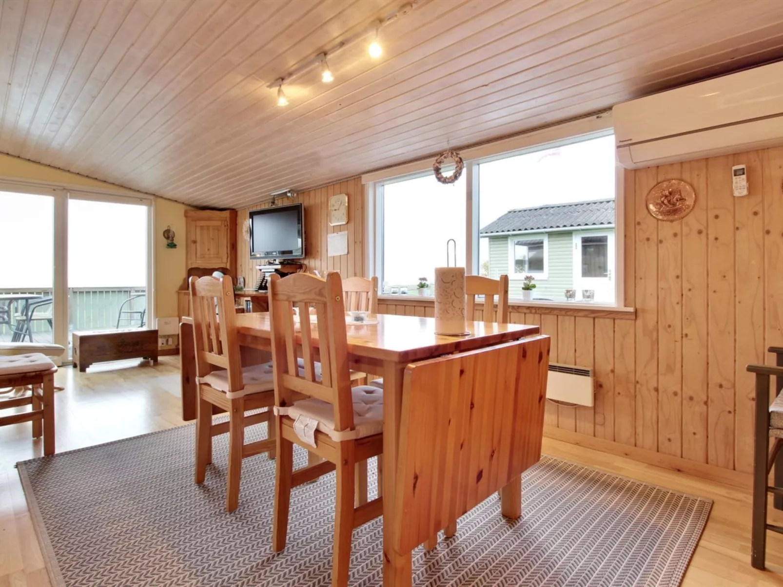 "Lilibeth" - 300m from the sea-Binnen