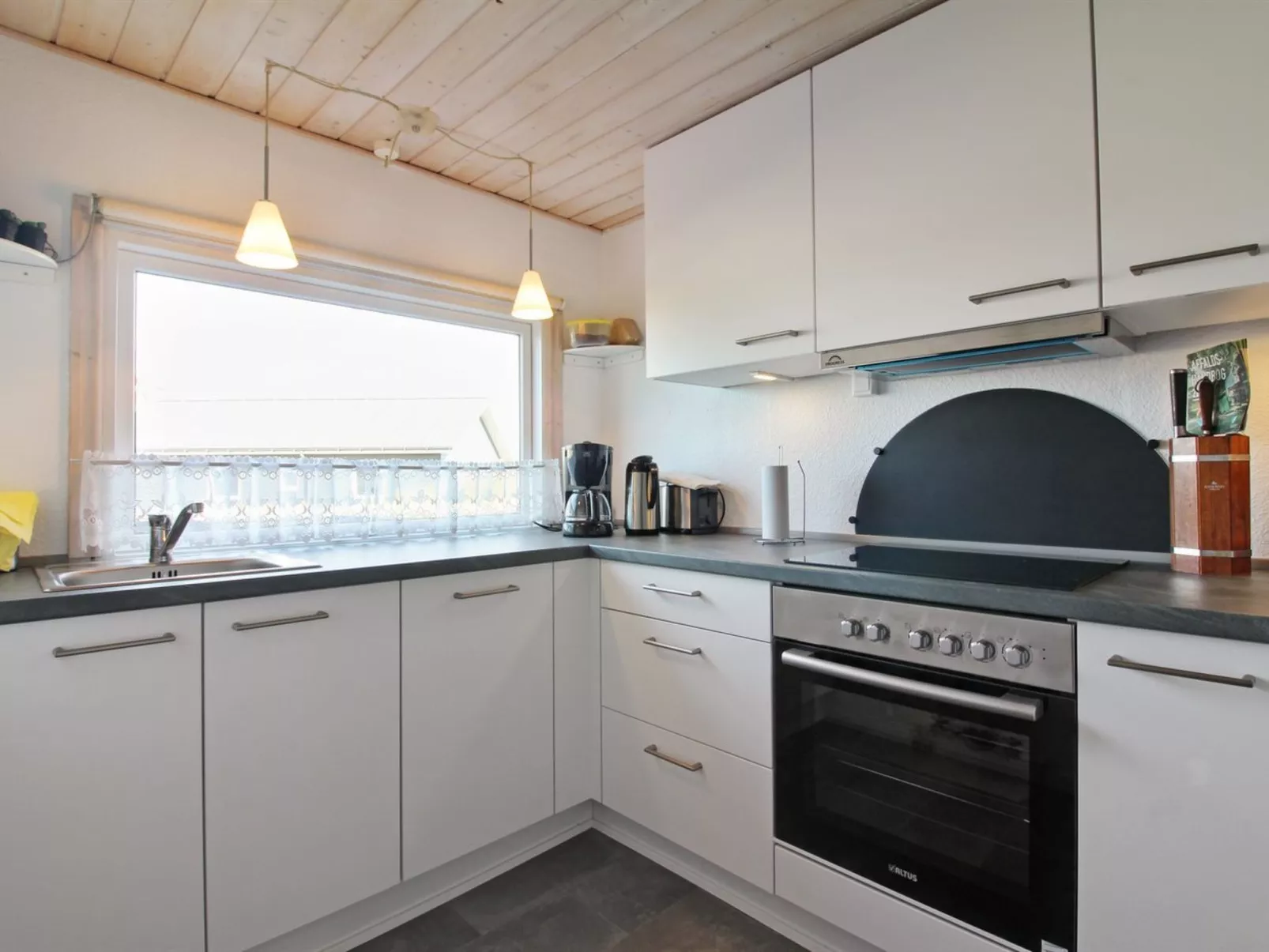 "Jarla" - 250m from the sea-Binnen
