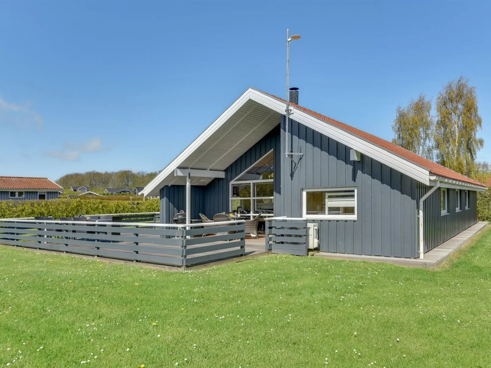 "Haraldine" - 250m from the sea-Buiten