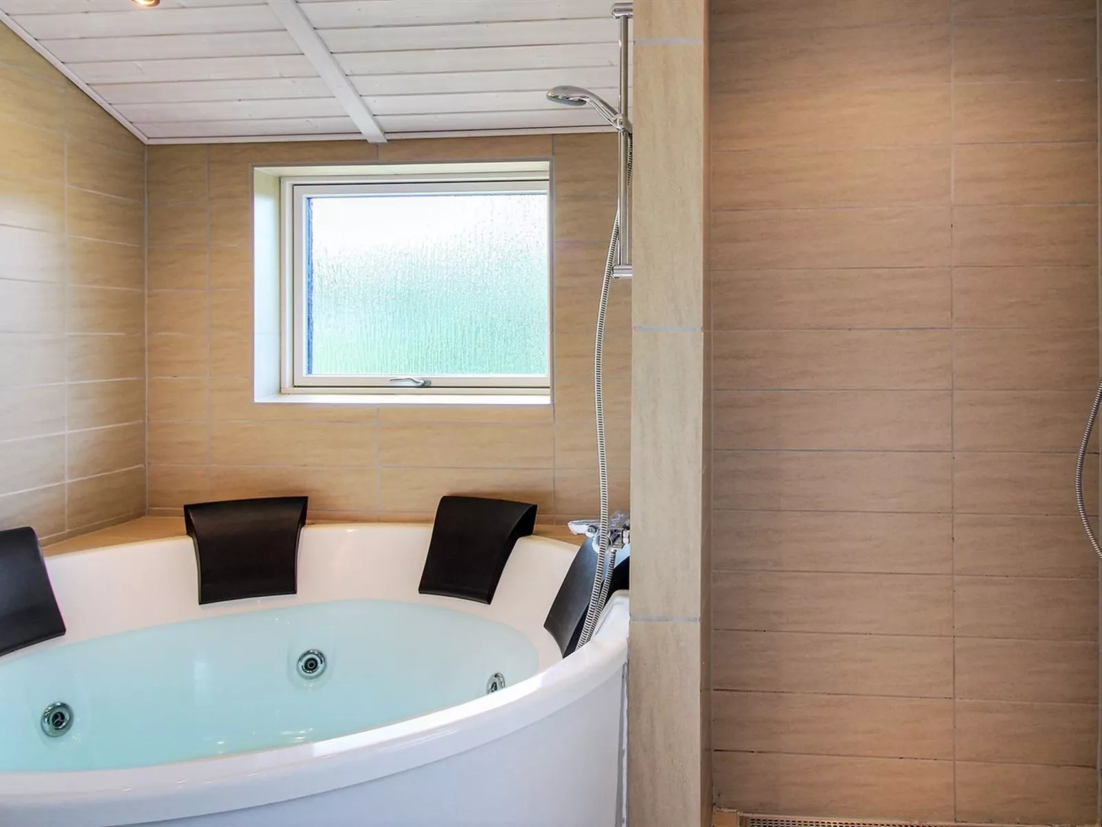 "Aviva" - 600m from the sea-Binnen