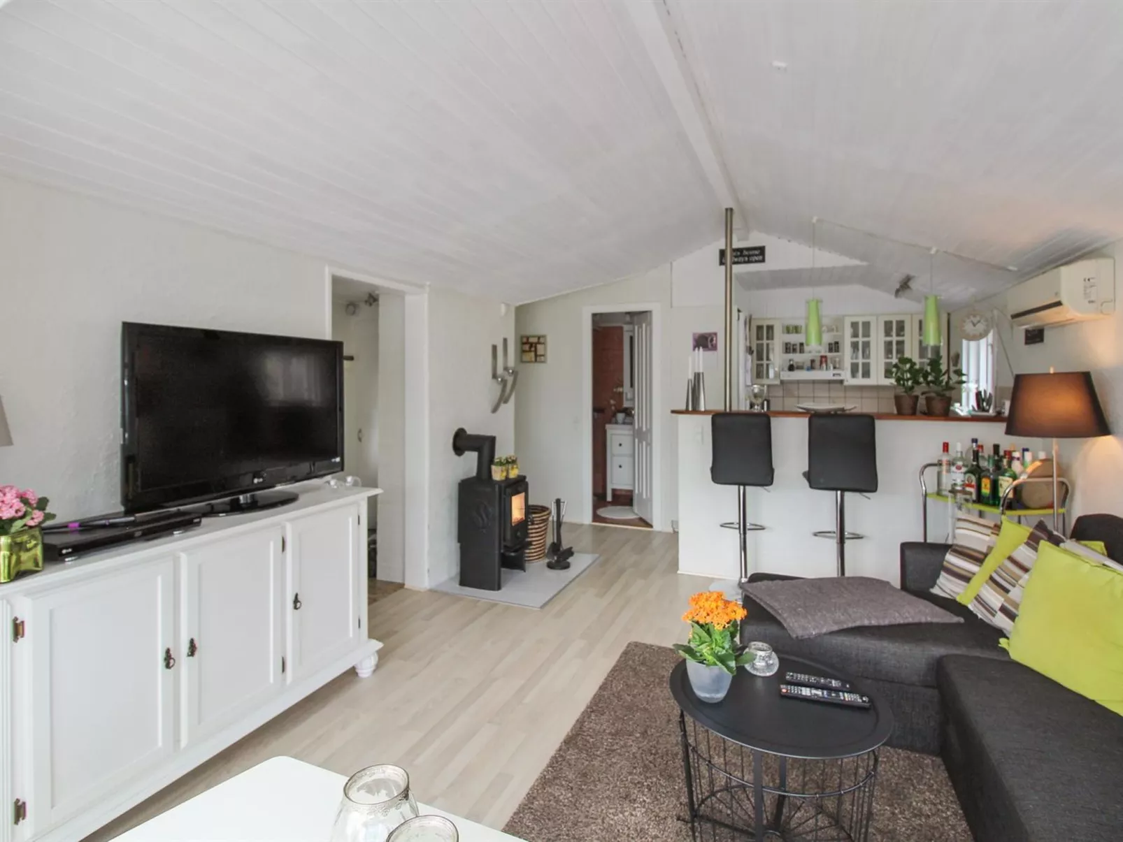 "Oona" - 50m from the sea-Binnen