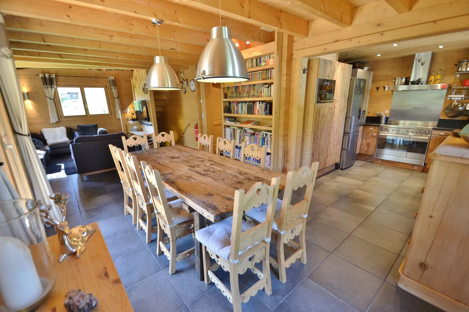 Idyllisch chalet in Le Chinaillon met sauna-Eetkamer