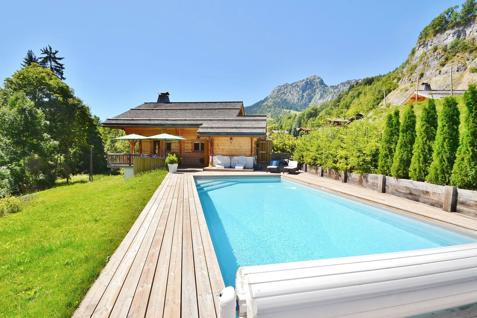 Idyllisch chalet in Le Chinaillon met sauna-Buitenkant zomer