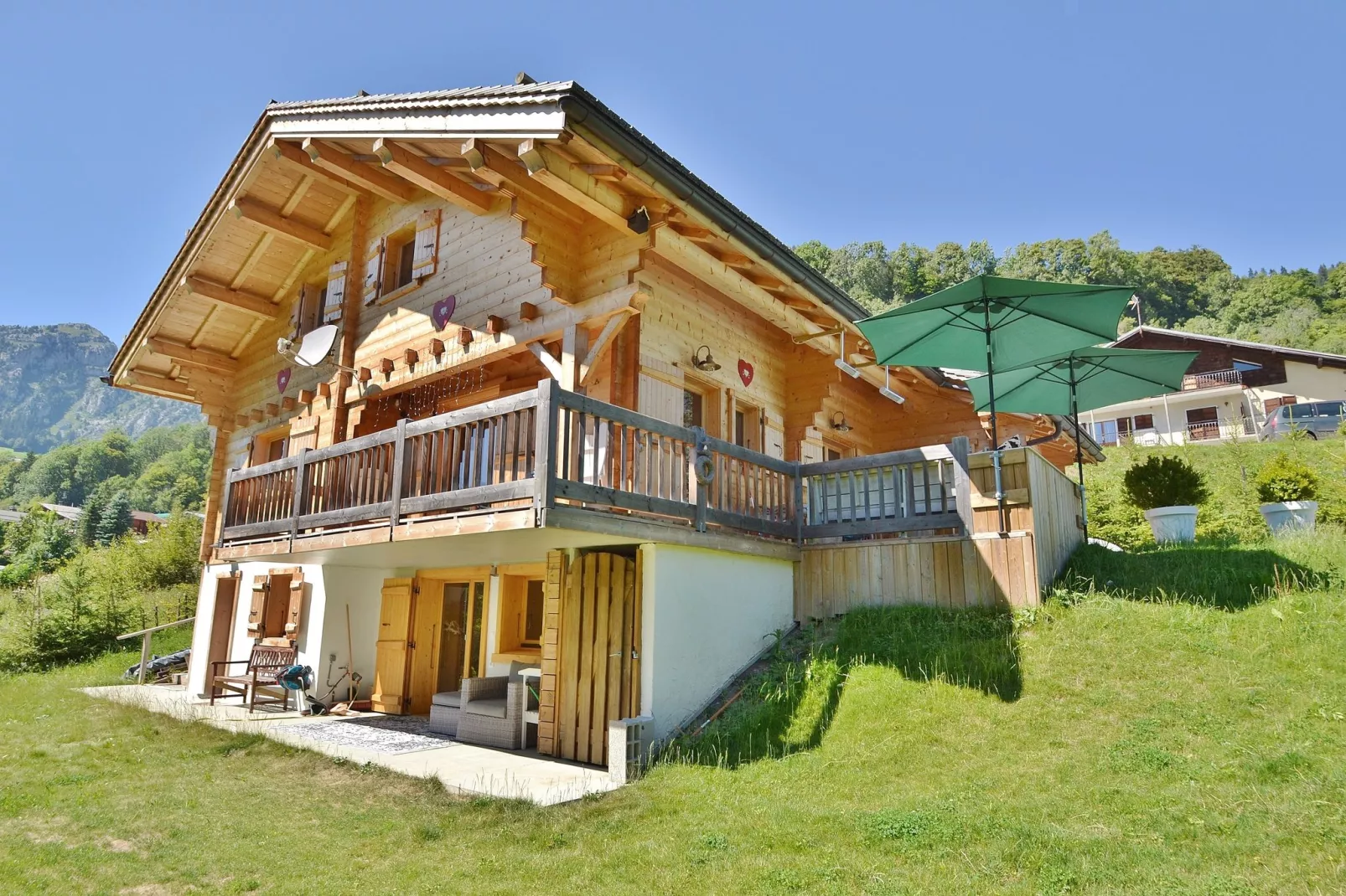 Idyllisch chalet in Le Chinaillon met sauna-Buitenkant zomer