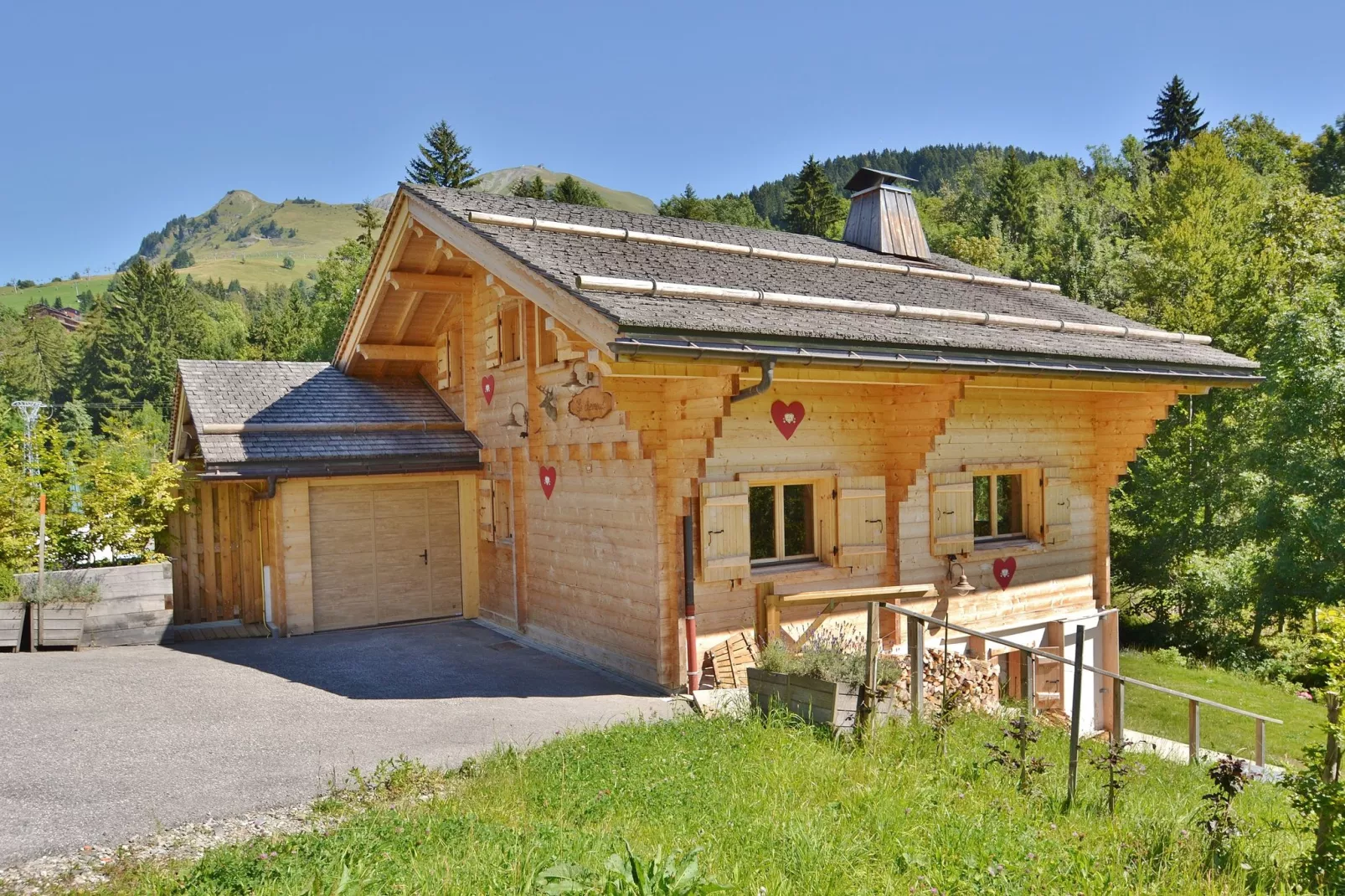 Idyllisch chalet in Le Chinaillon met sauna-Buitenkant zomer