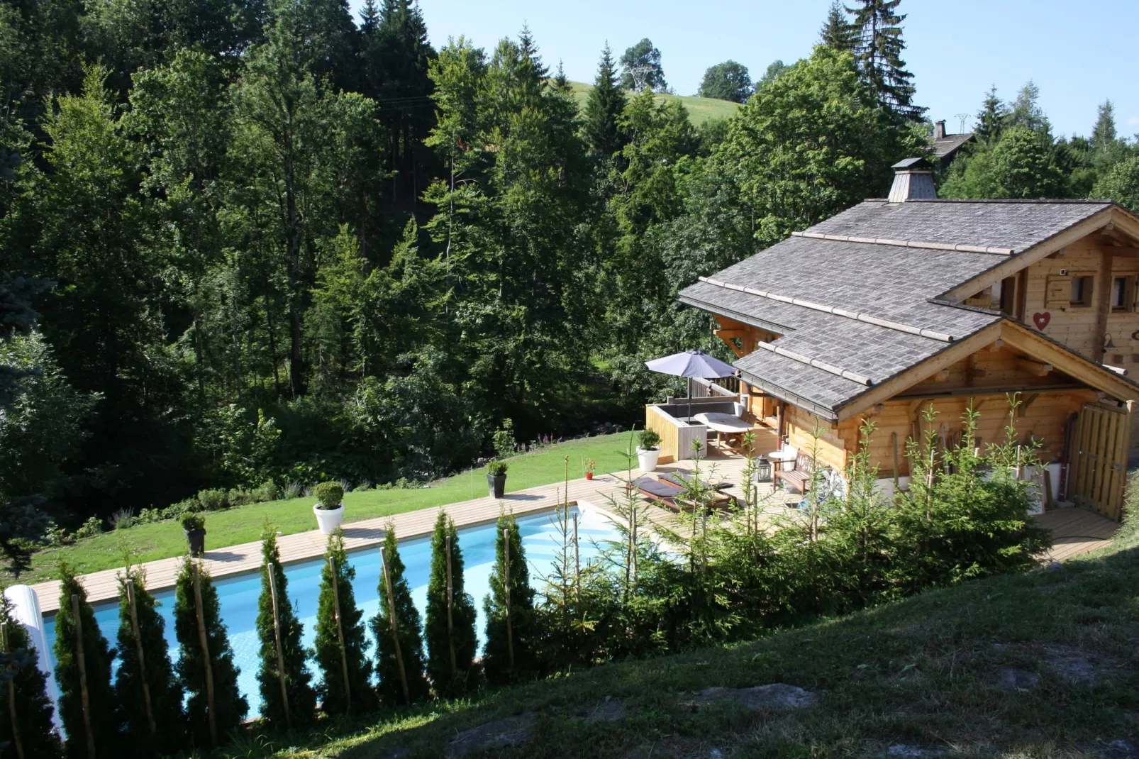 Idyllisch chalet in Le Chinaillon met sauna-Tuinen zomer