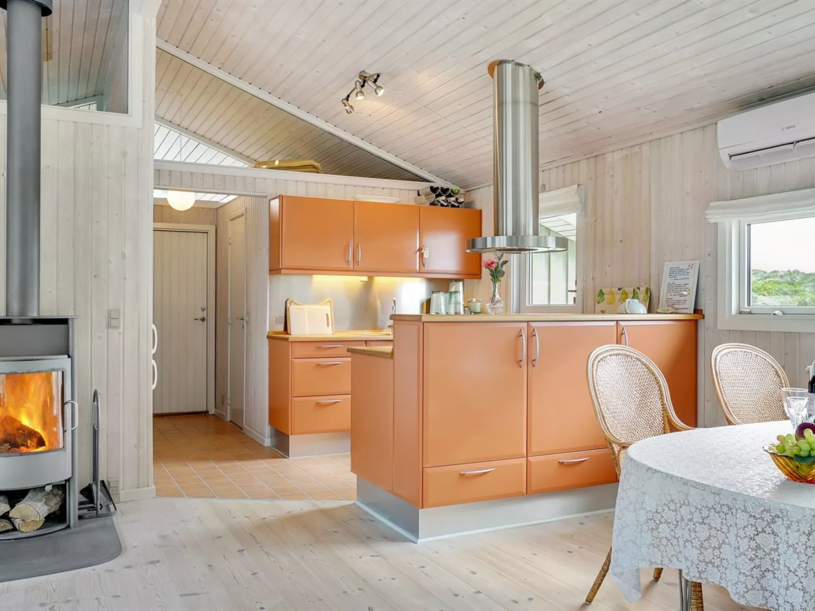 "Erwith" - 50m from the sea-Binnen