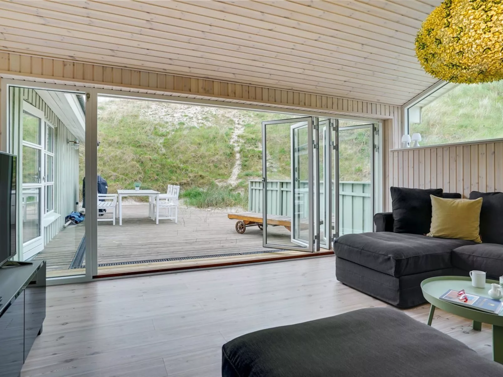 "Erwith" - 50m from the sea-Binnen