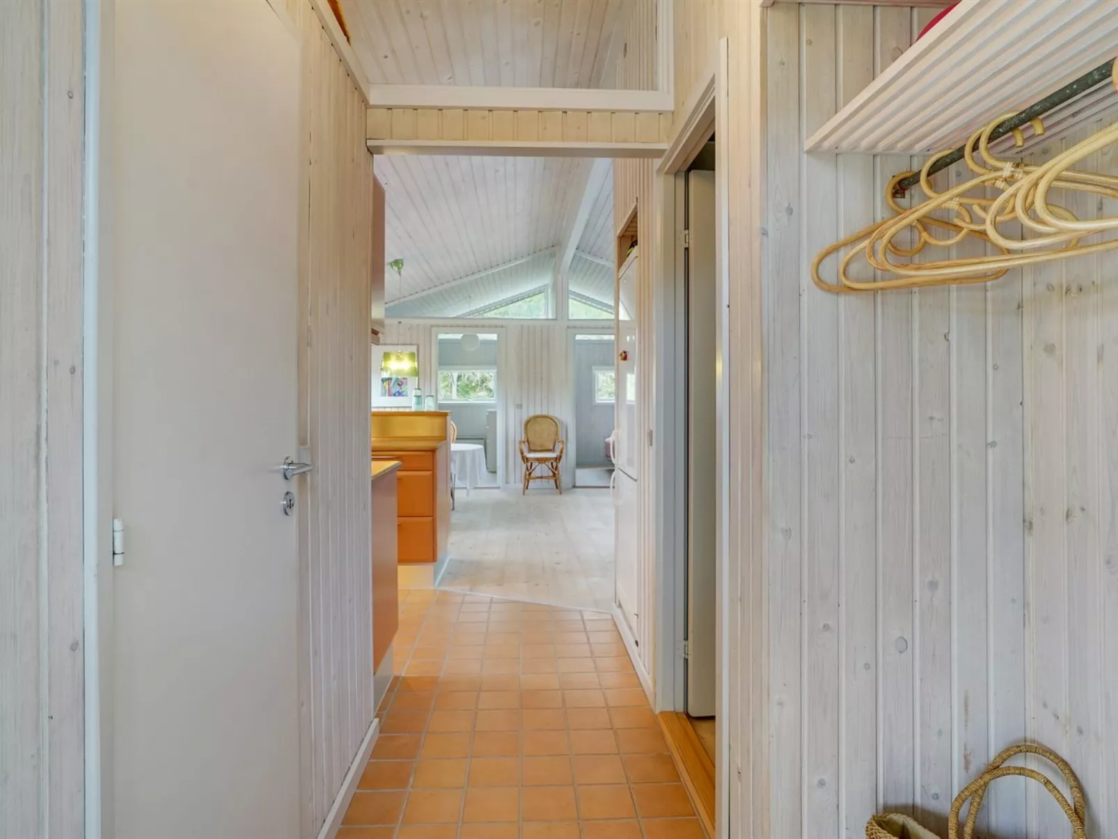 "Erwith" - 50m from the sea-Binnen