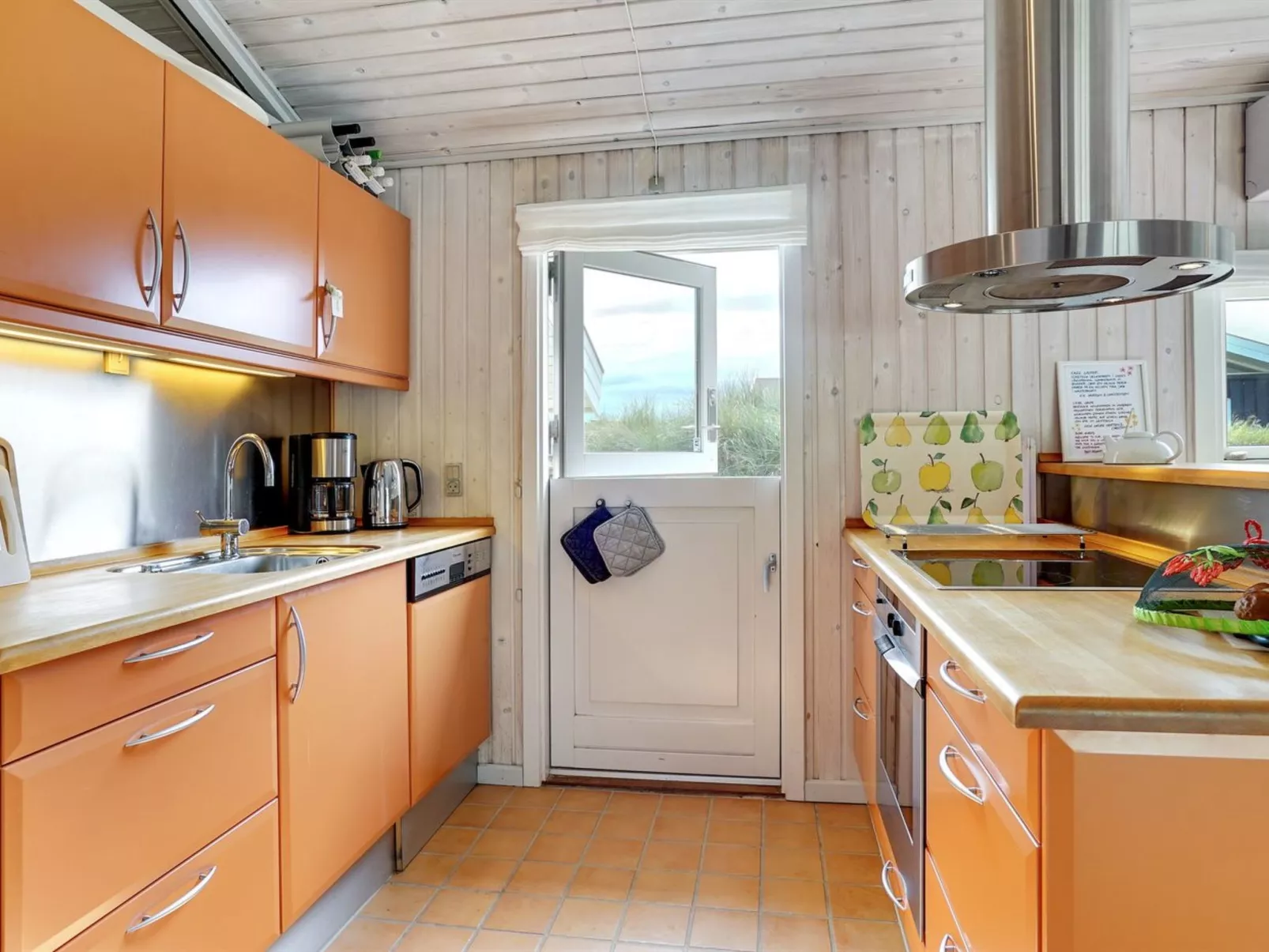 "Erwith" - 50m from the sea-Binnen