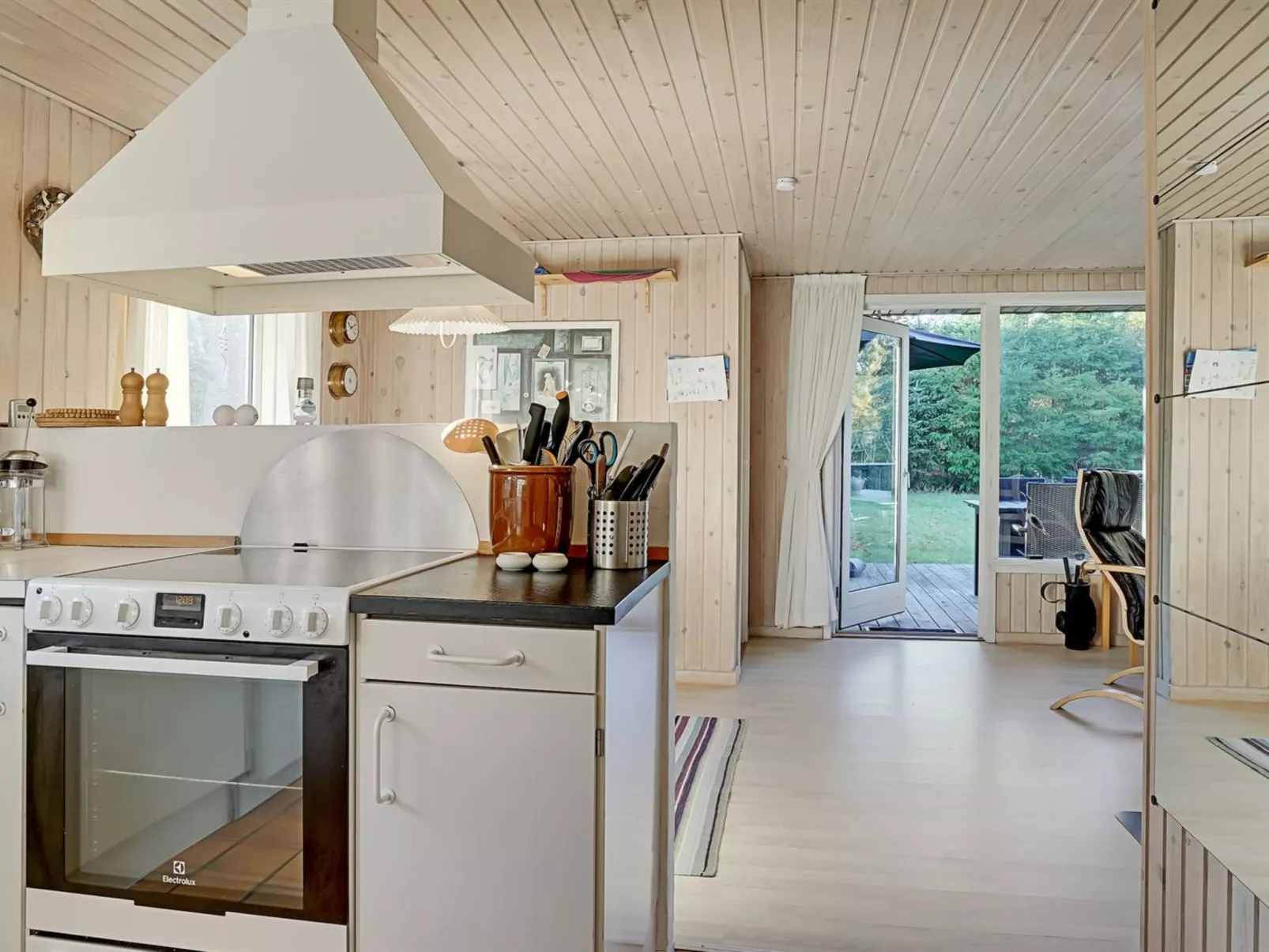 "Myrna" - 300m from the sea-Binnen