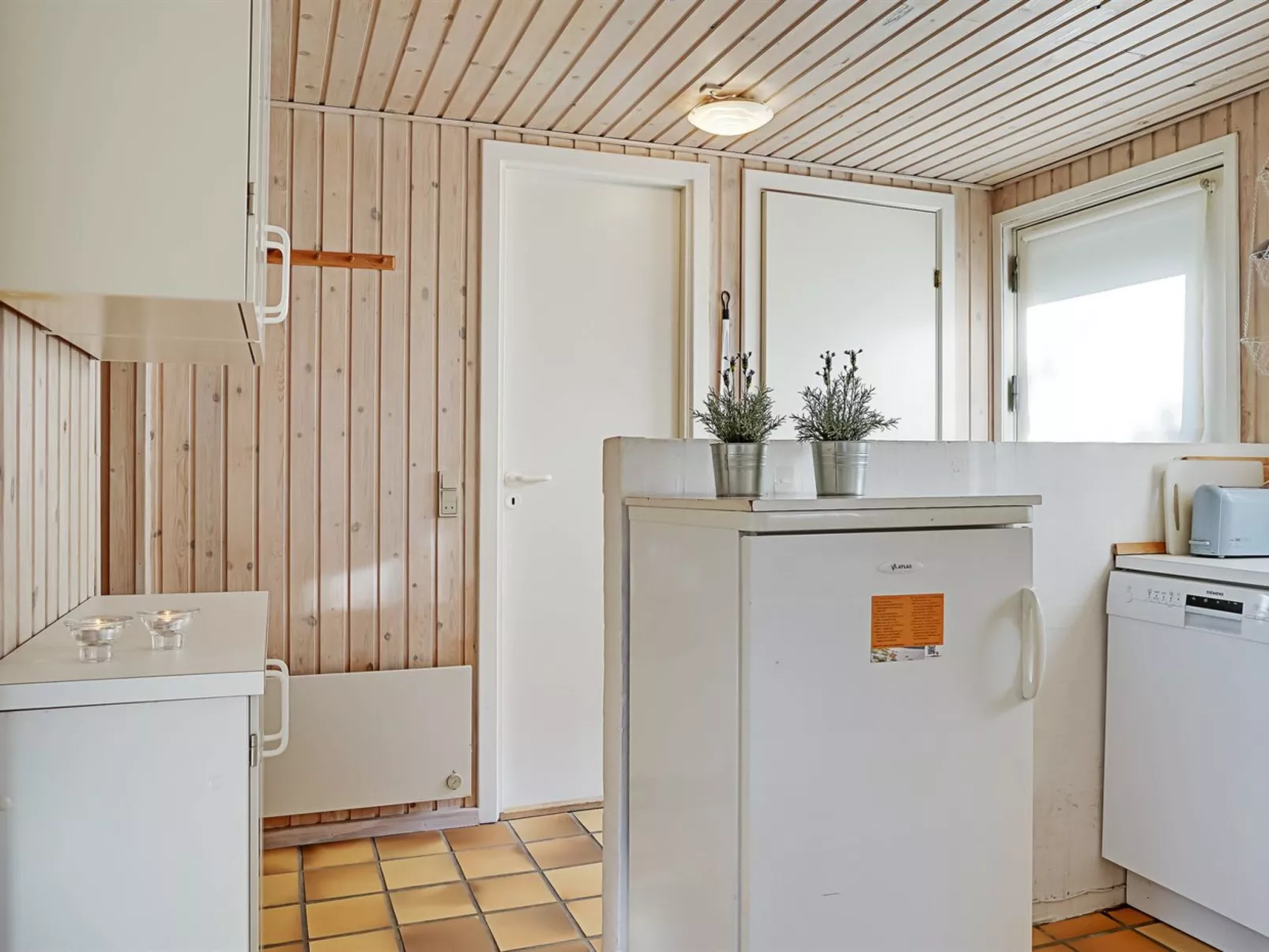 "Myrna" - 300m from the sea-Binnen