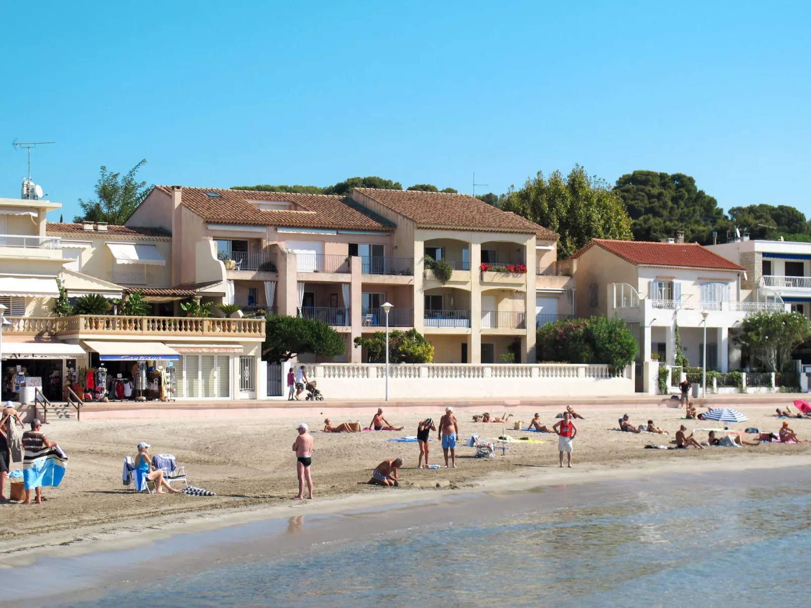 Baie des Lecques-Buiten