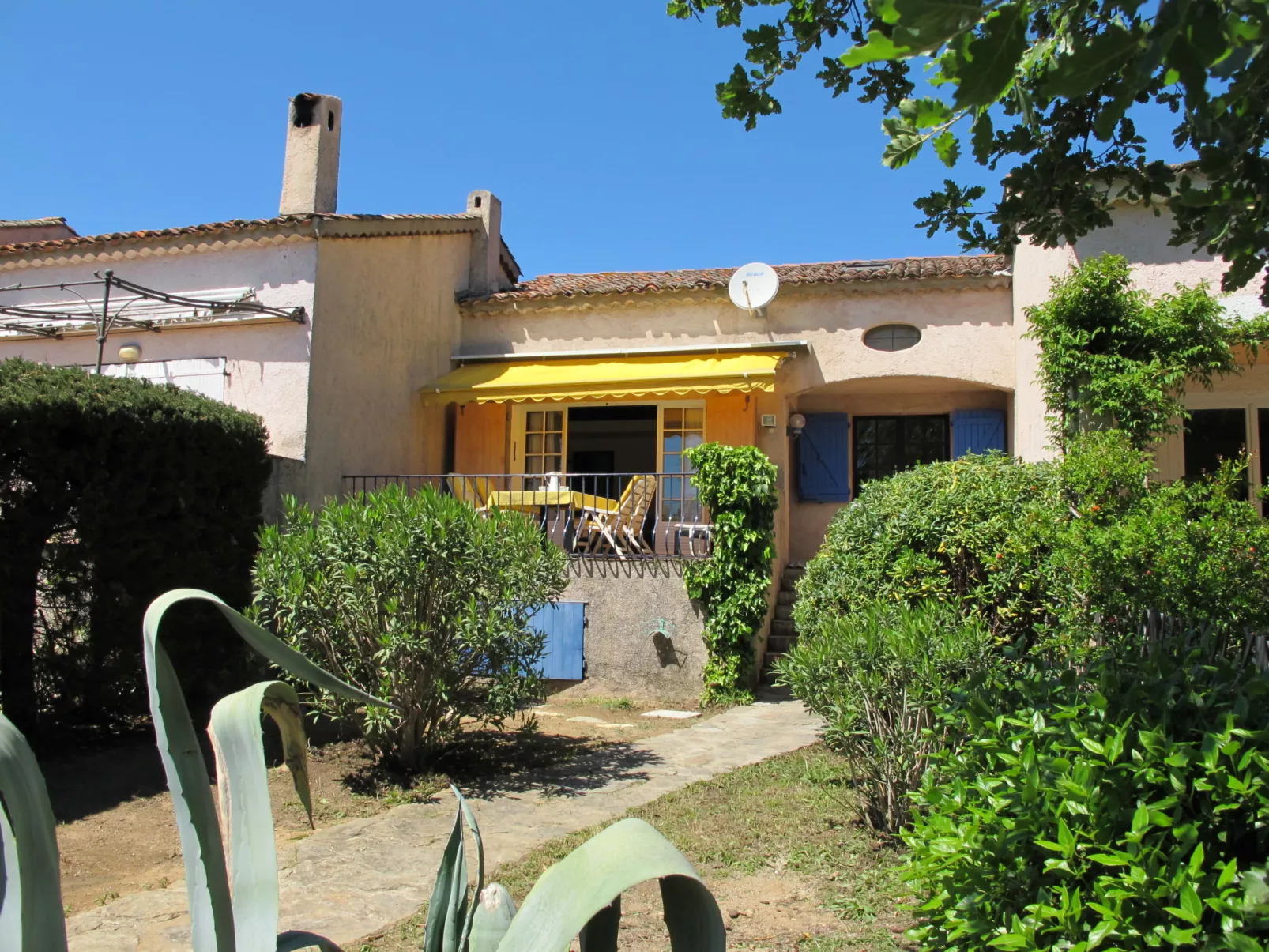 La Maison bleue-Buiten