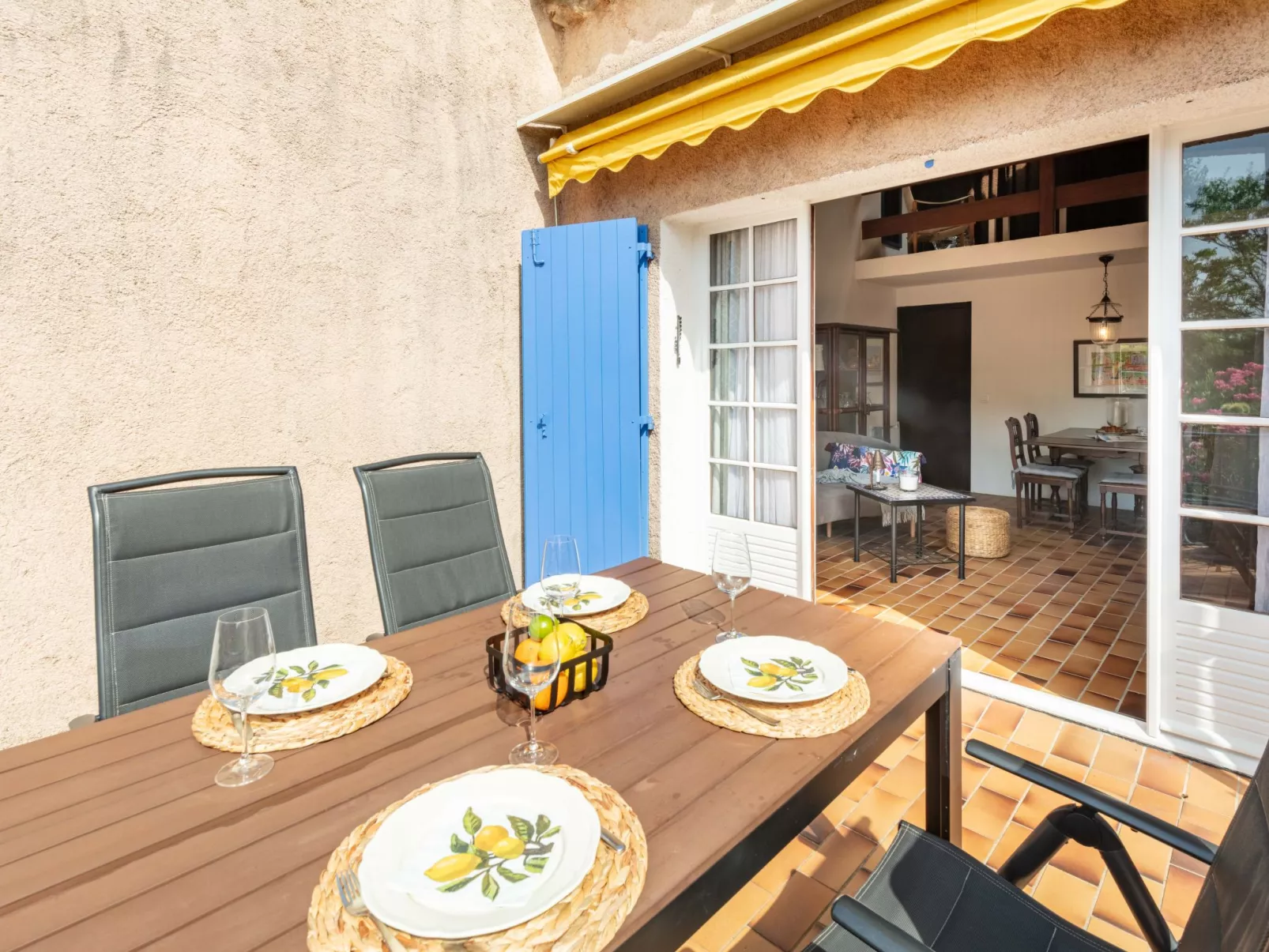 La Maison bleue-Buiten