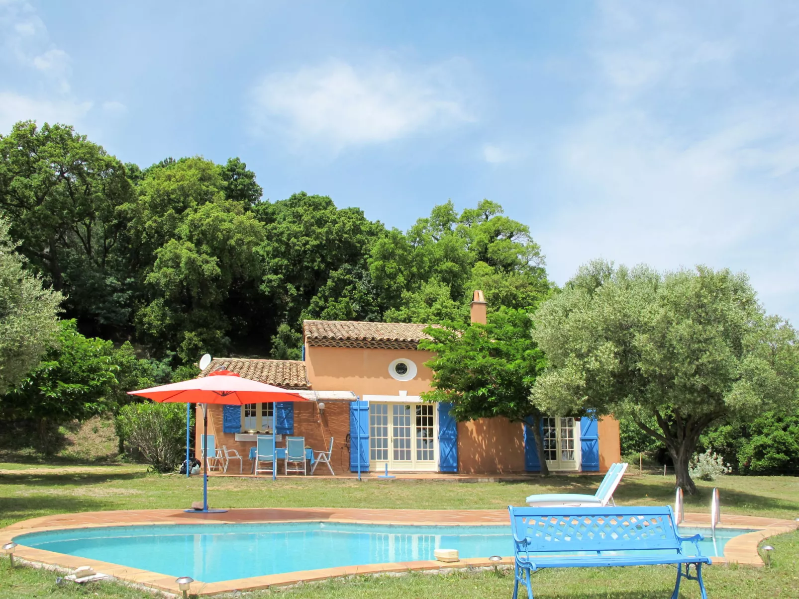 La Maison Bleue-Buiten