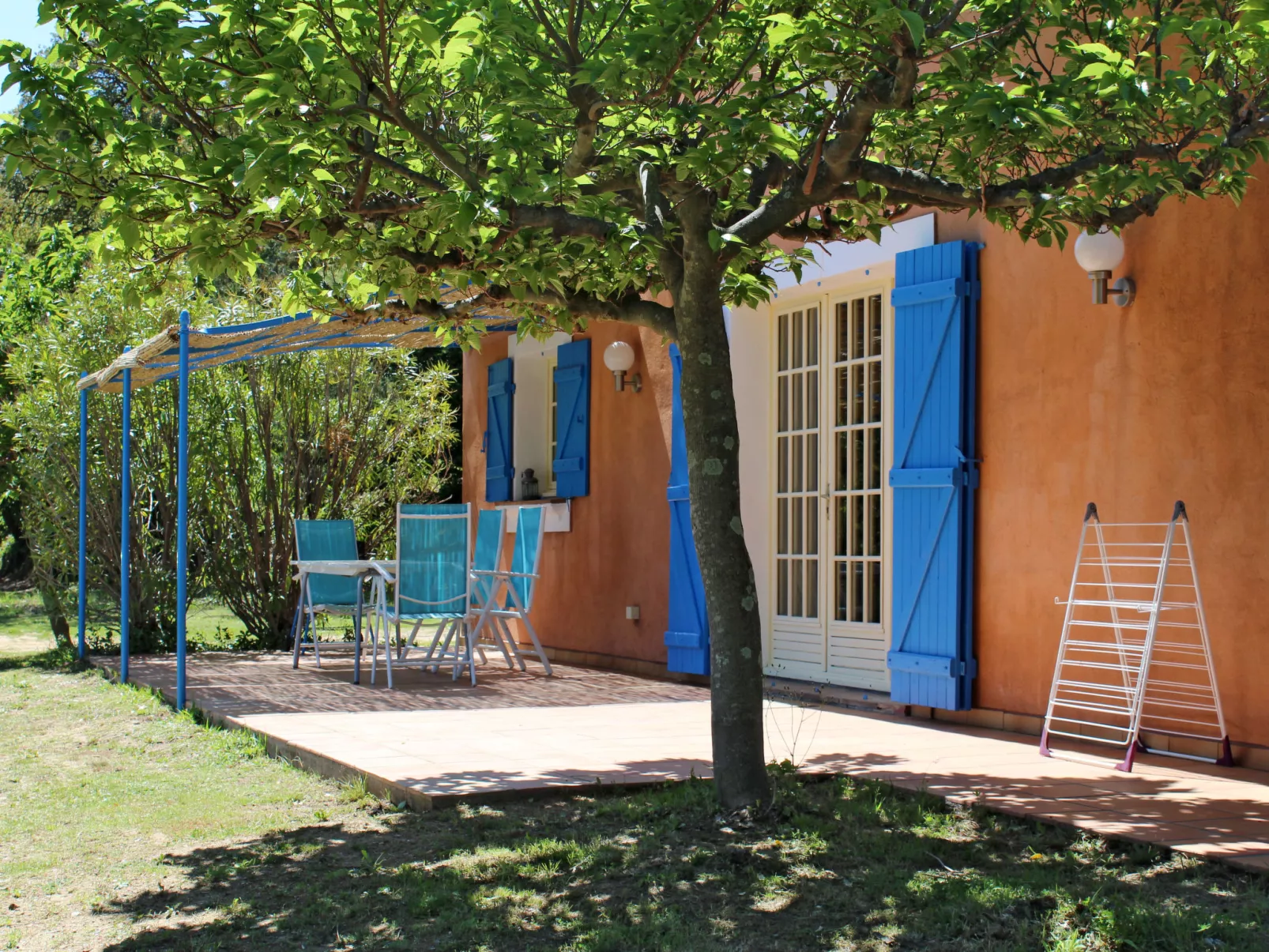 La Maison Bleue-Buiten