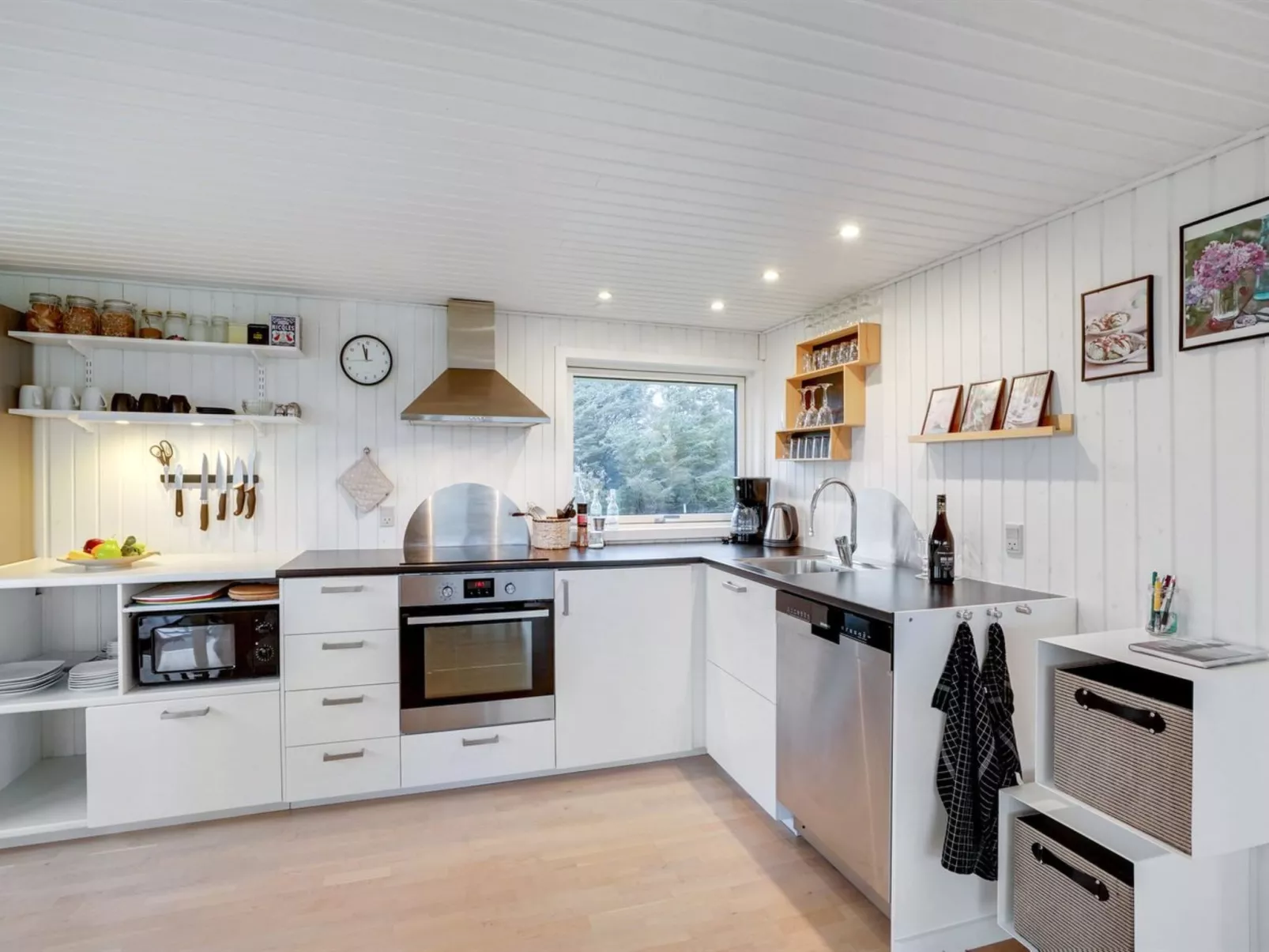 "Carelle" - 300m from the sea-Binnen