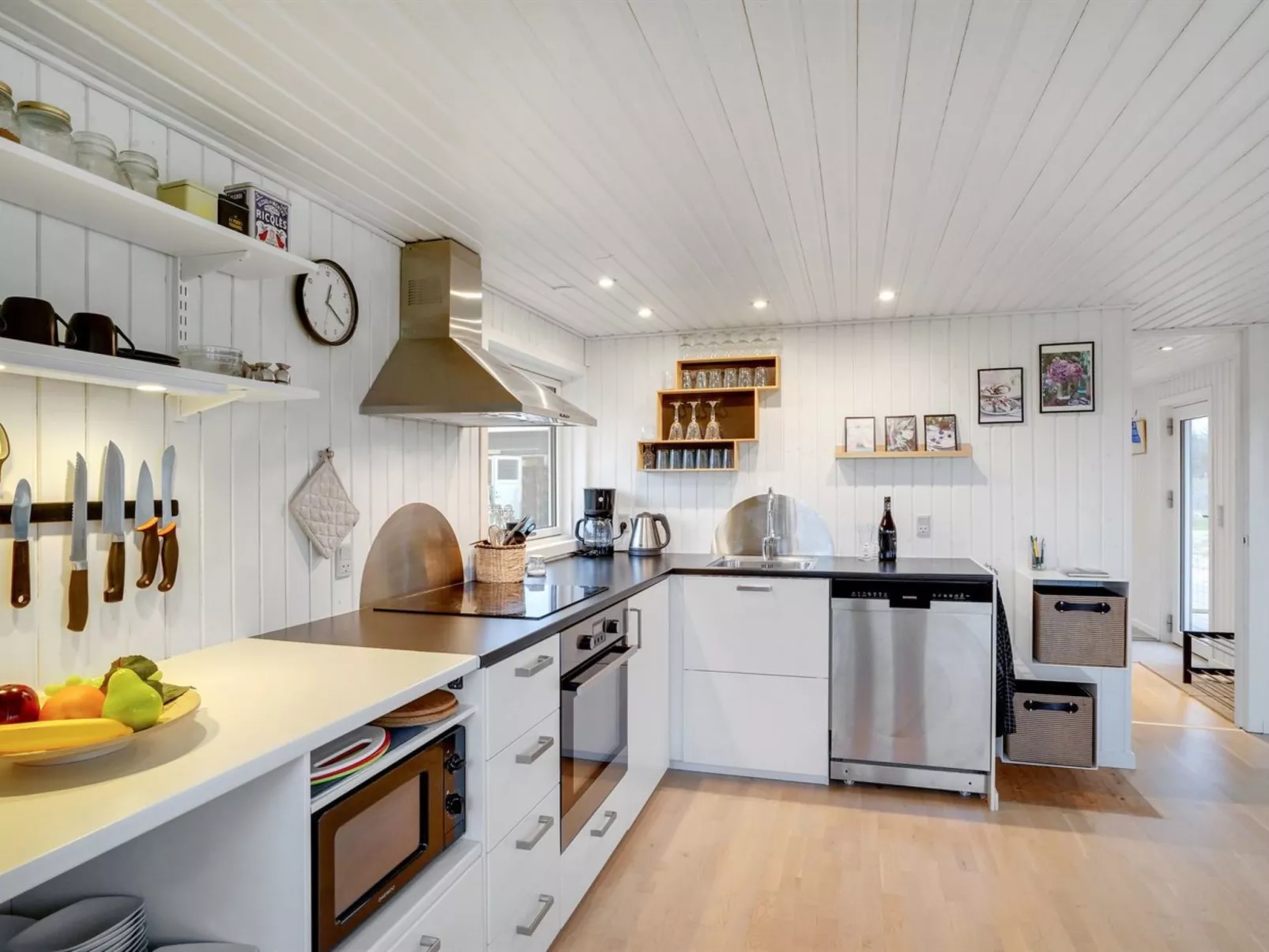 "Carelle" - 300m from the sea-Binnen
