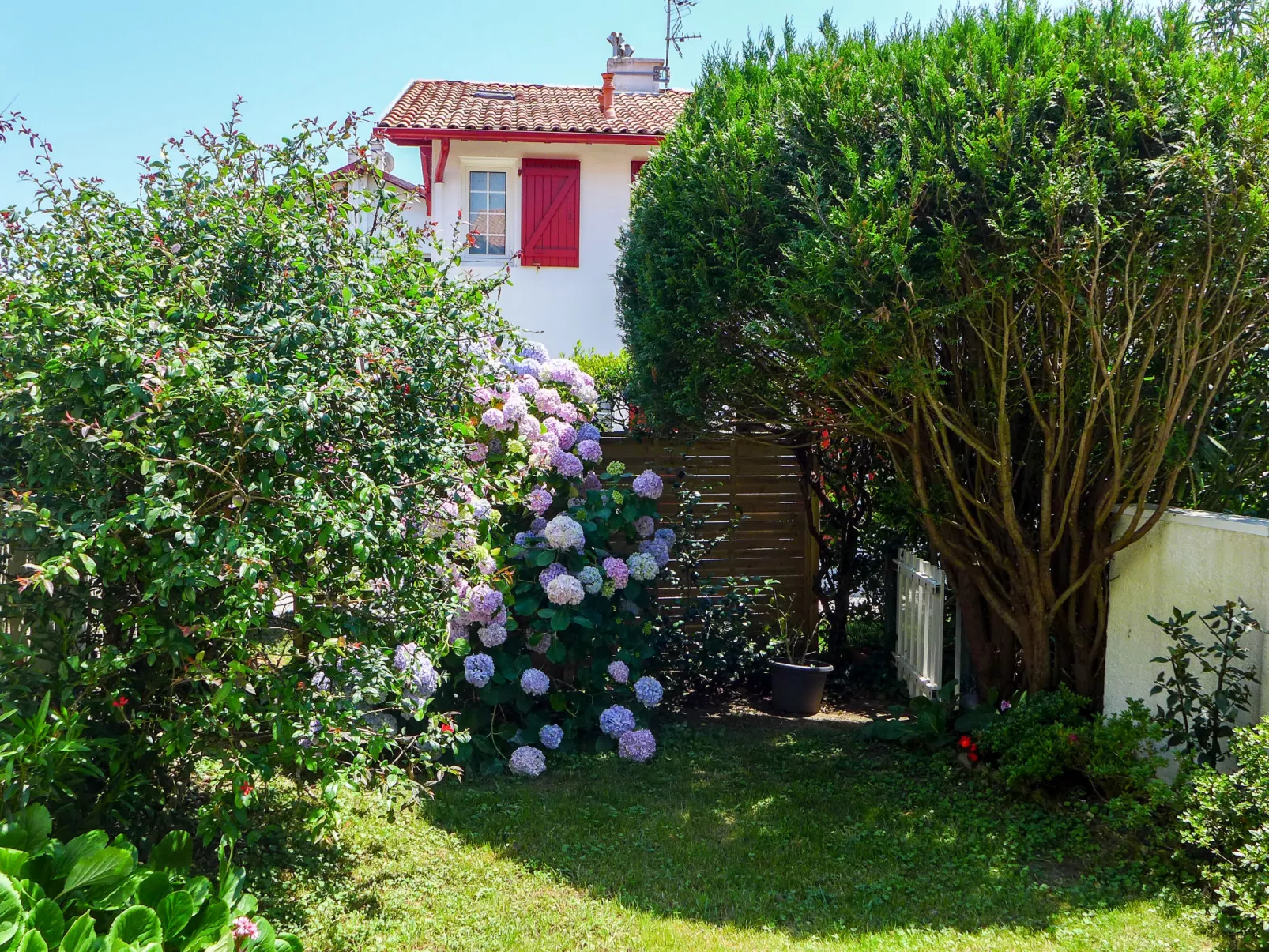 Le Fronton-Buiten