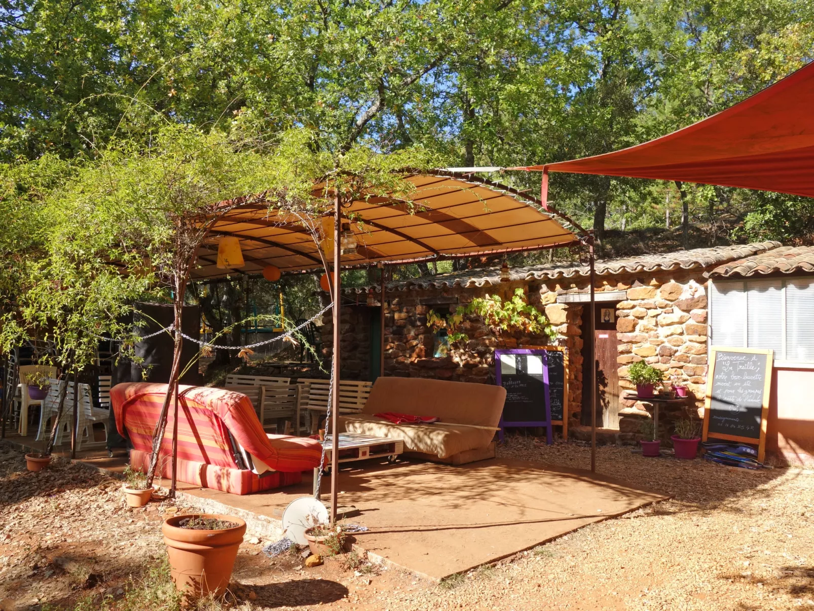 La Colline des Ocres-Buiten