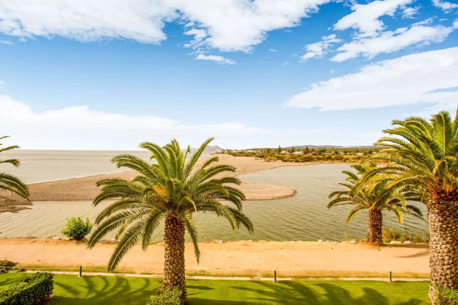 PRECIOSO APARTAMENTO CON VISTAS EN SOTOGRANDE-Uitzicht zomer