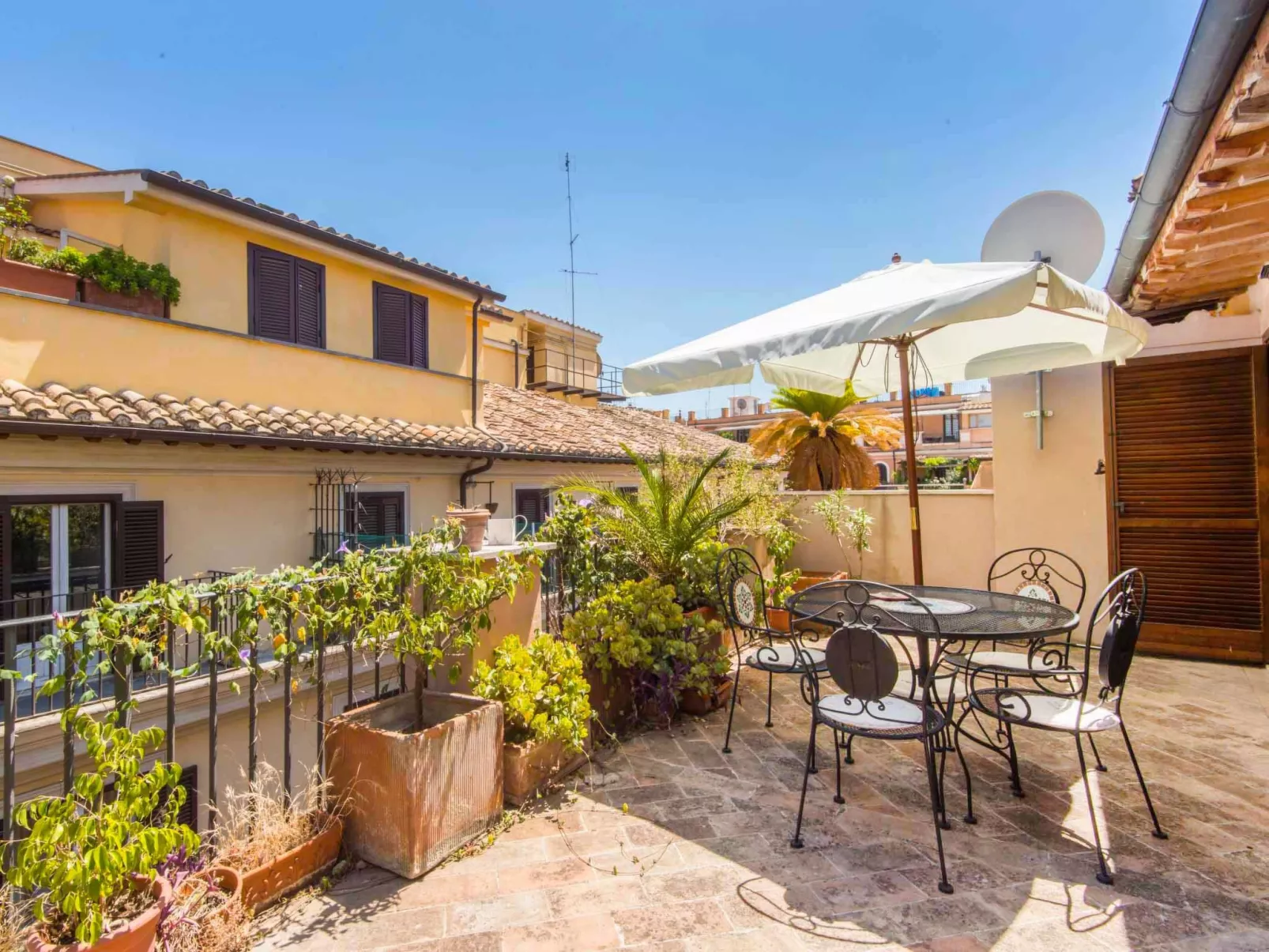 Charming Terrace-Buiten