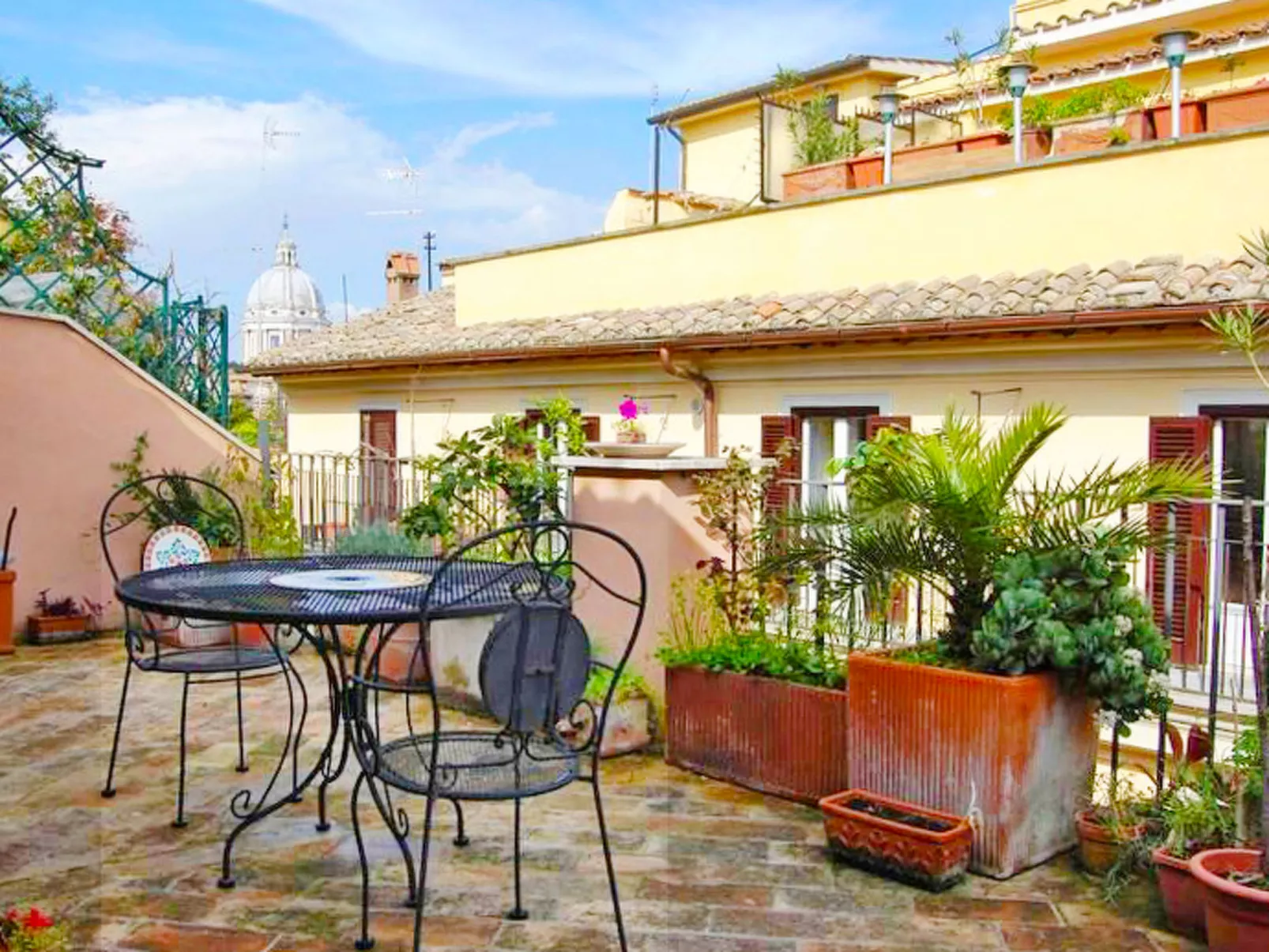 Charming Terrace-Buiten