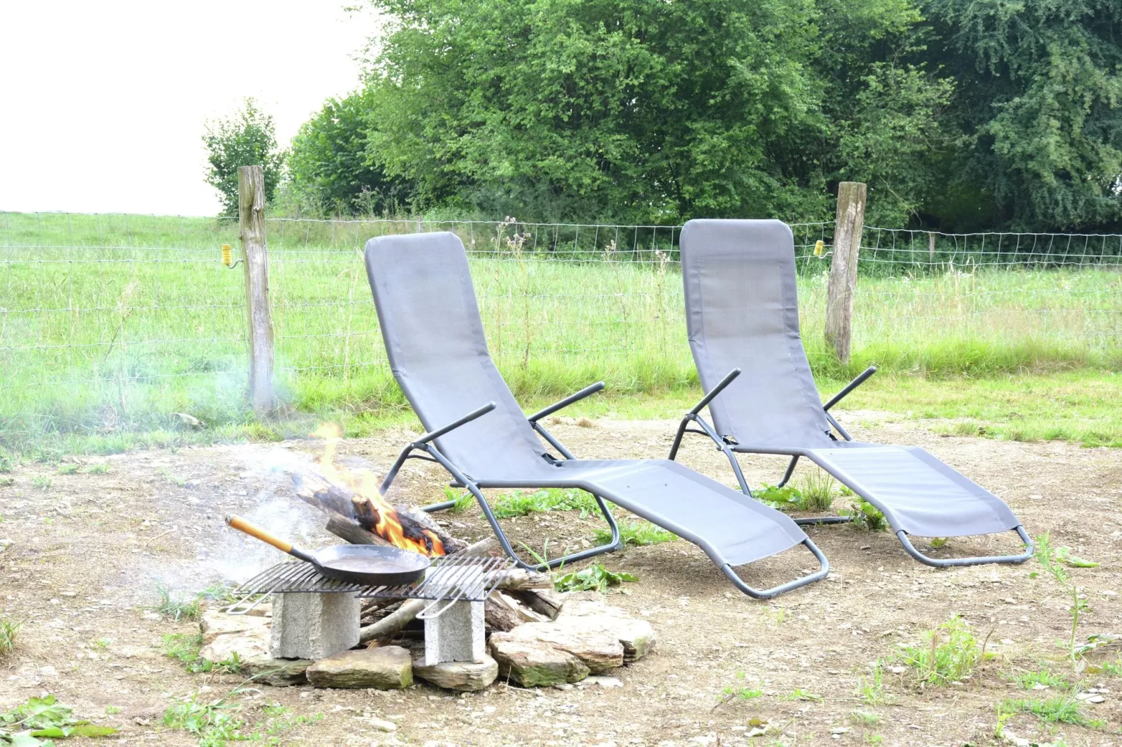 La Roulotte de Tirou-Tuinen zomer