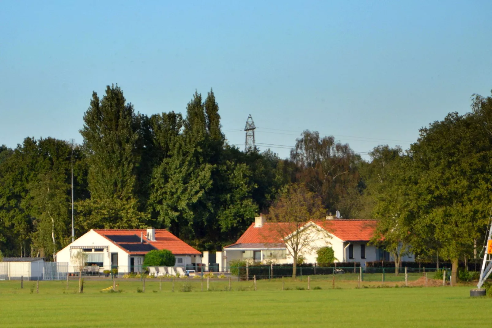 De Vrije Vogel-Buitenkant zomer