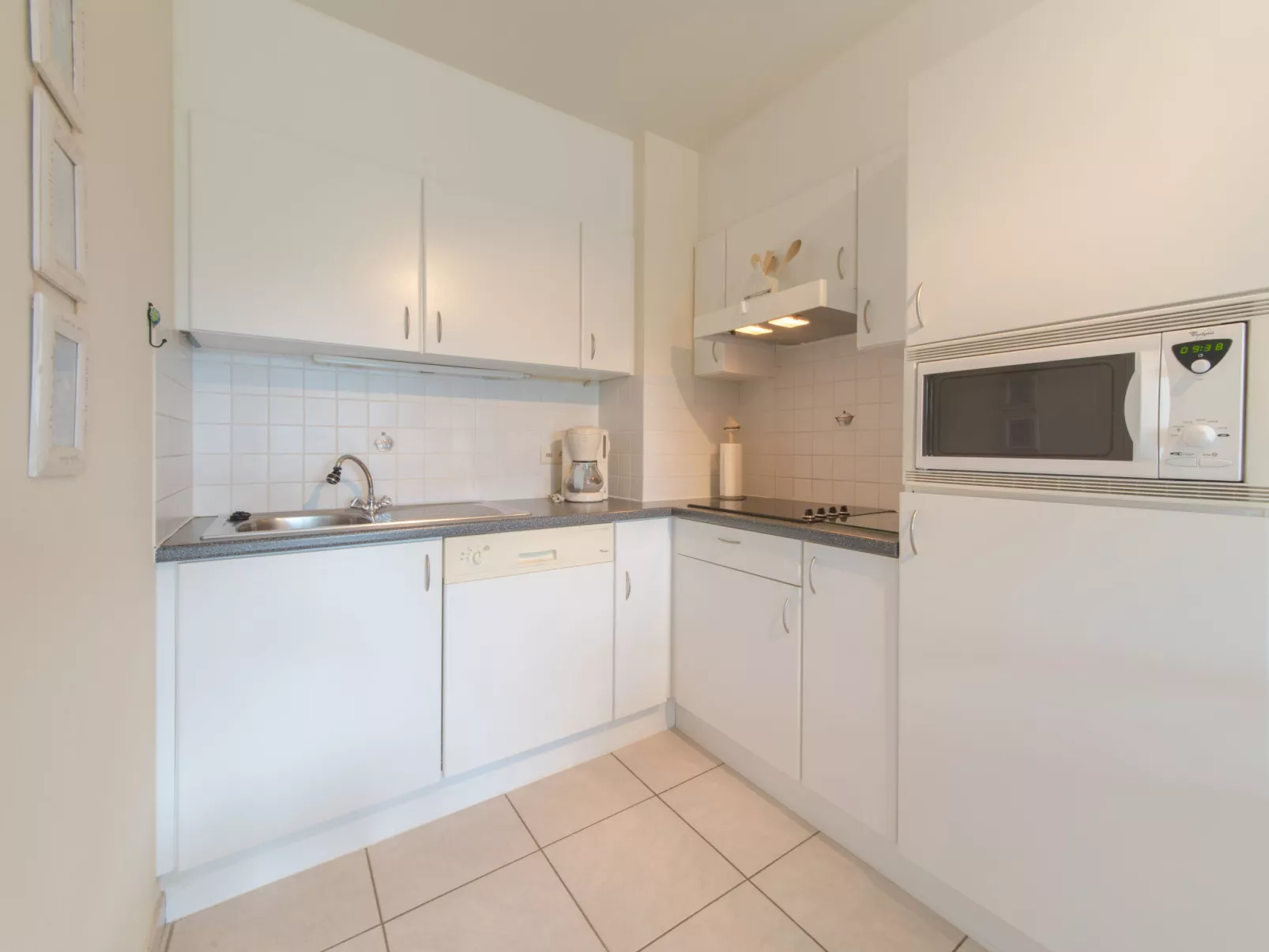 Zeeflat with parking and shared pool-Binnen