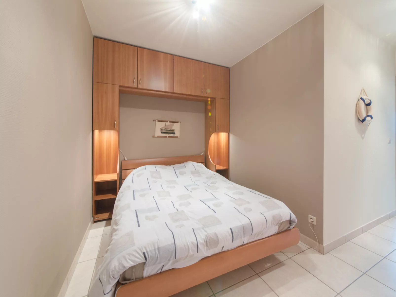 Zeeflat with parking and shared pool-Binnen