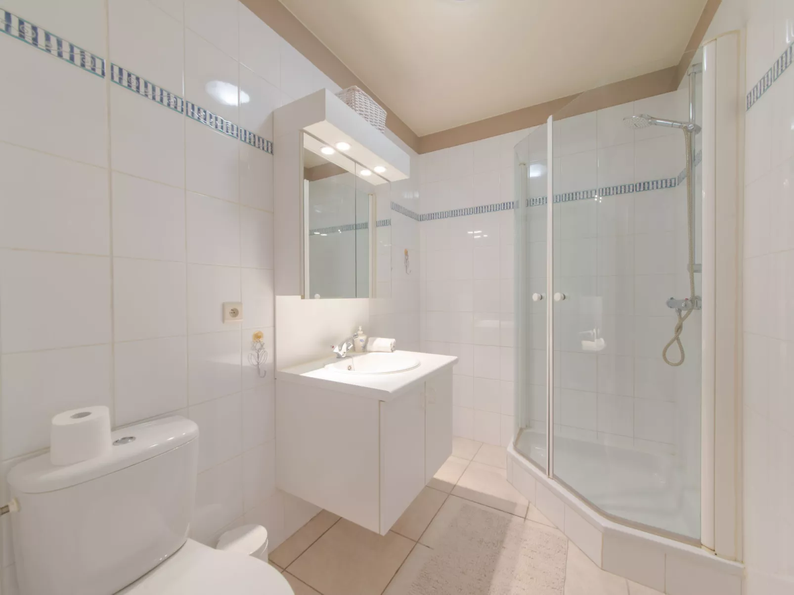 Zeeflat with parking and shared pool-Binnen