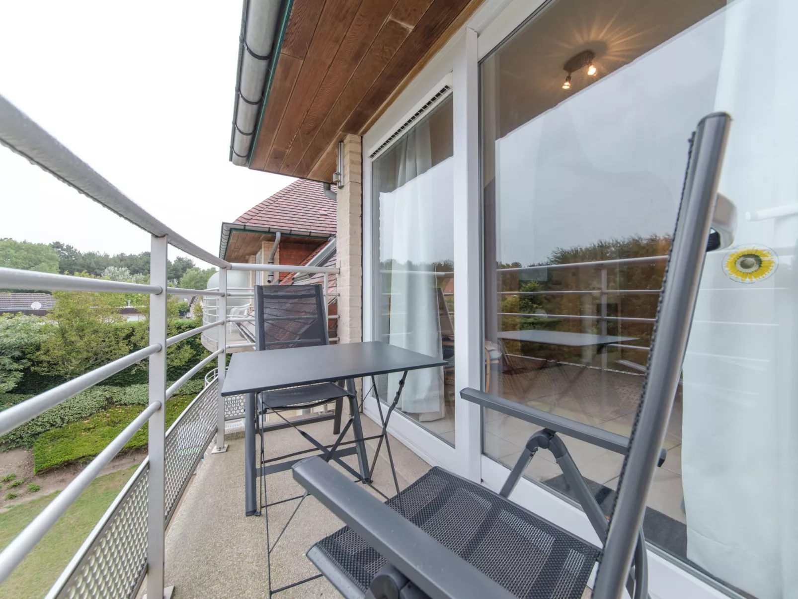 Zeeflat with parking and shared pool-Buiten