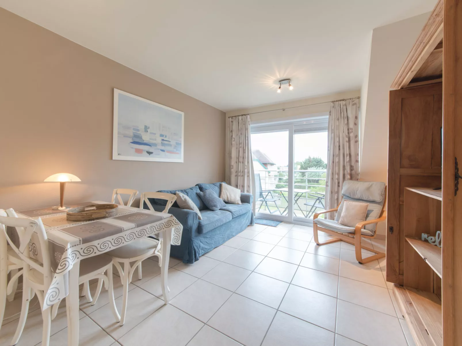 Zeeflat with parking and shared pool-Binnen