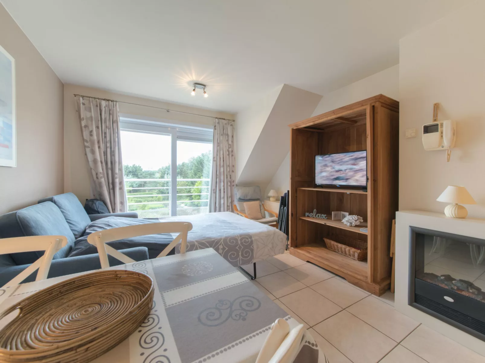 Zeeflat with parking and shared pool-Binnen