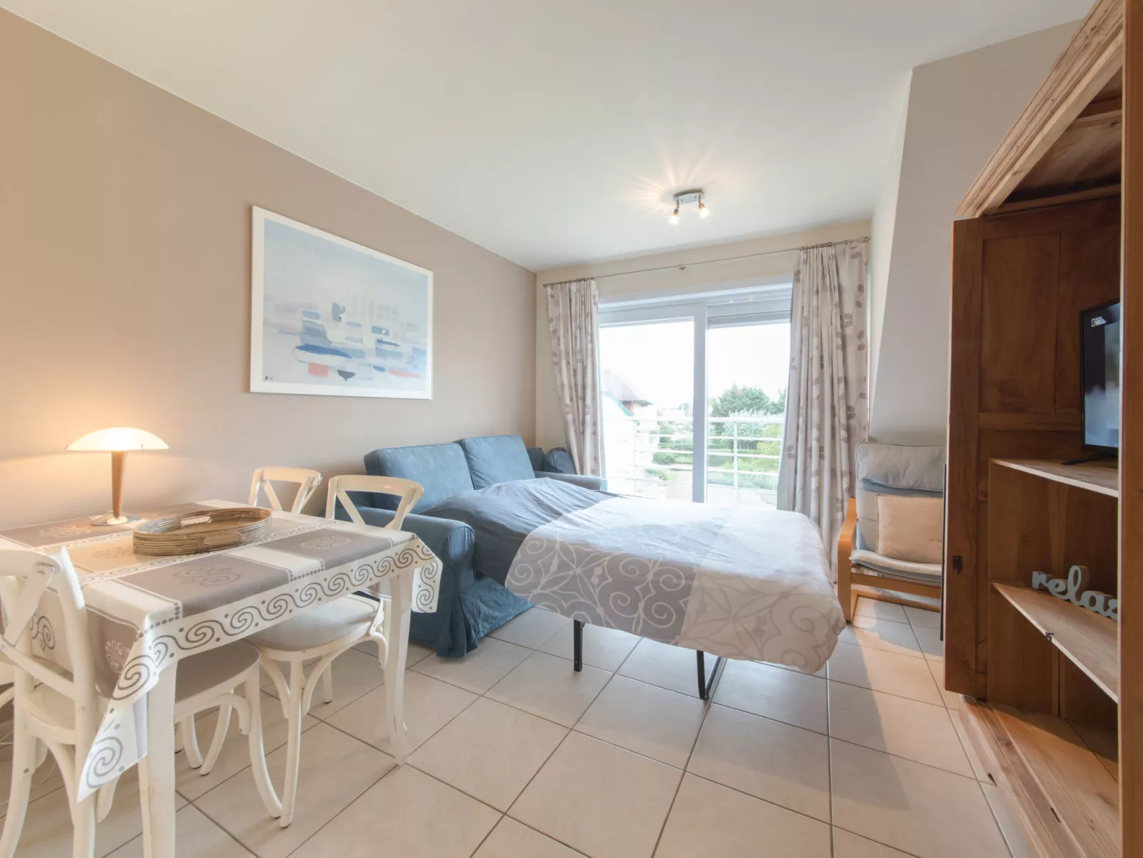 Zeeflat with parking and shared pool-Binnen
