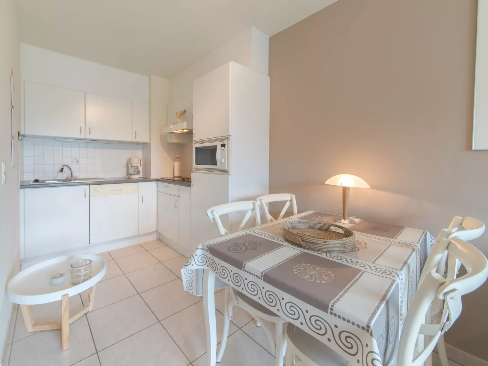 Zeeflat with parking and shared pool-Binnen