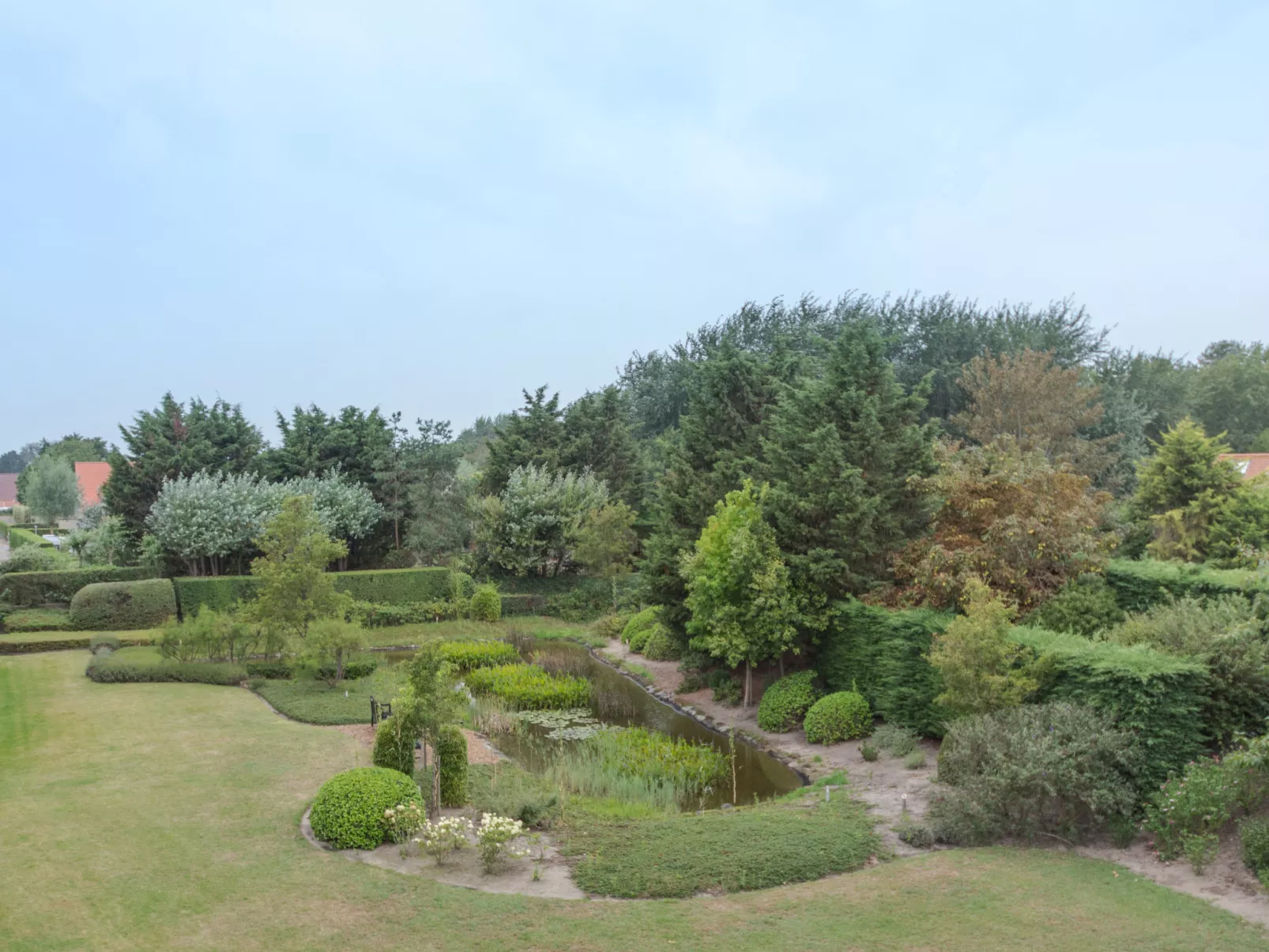 Zeeflat with parking and shared pool-Buiten
