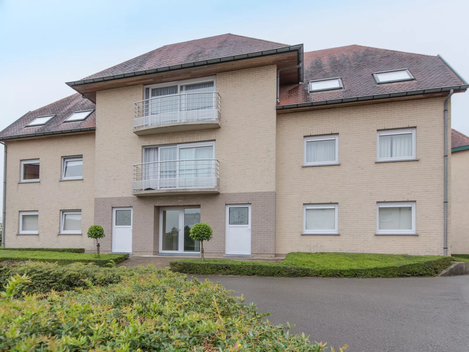 Zeeflat with parking and shared pool-Buiten