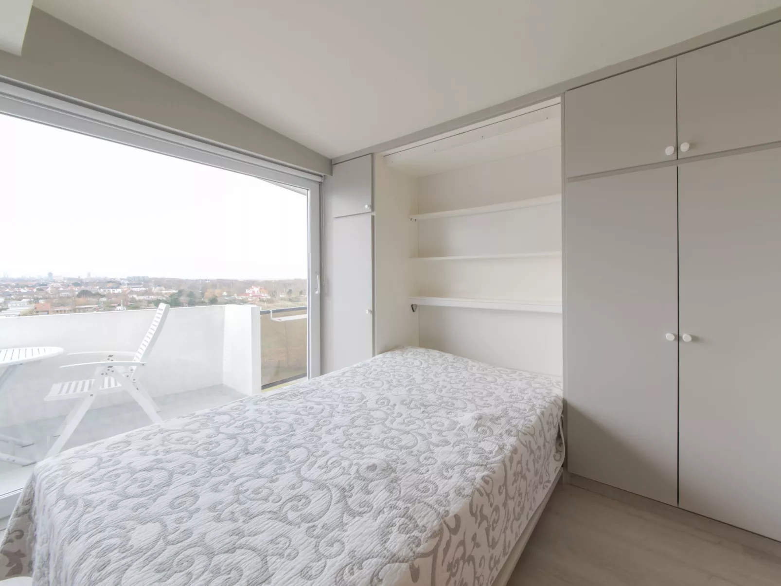 High in the sky with amazing views-Binnen