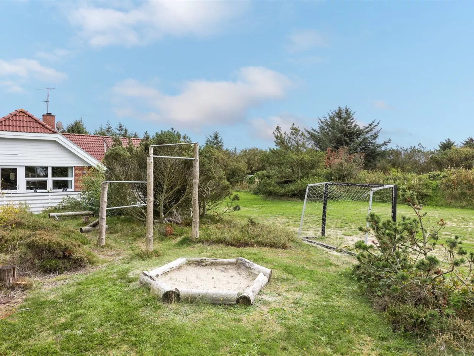 "Sylvi" - 1.7km from the sea-Buiten