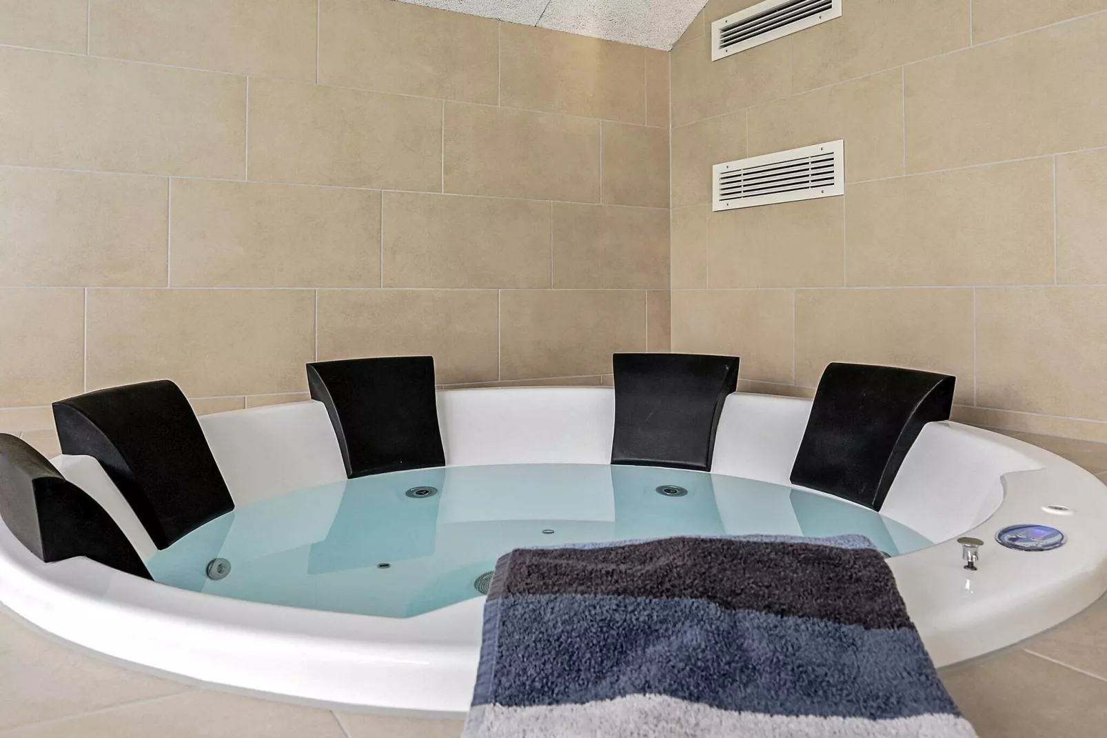 Luxe zwembadvilla in Marielyst -- By Traum Ferienwohnungen-Spa