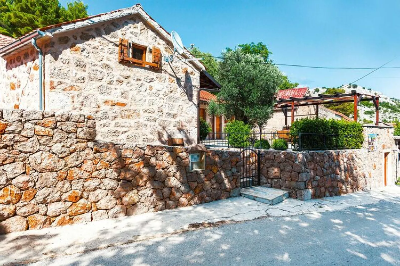 Holiday home Jucinovi Dvori Starigrad PaklenicaVilla ca 150 qm für 12 Personen-Buitenkant zomer