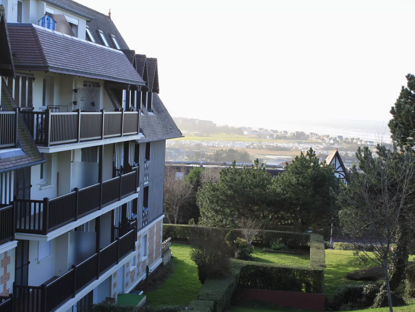 Les Corniches du Mont Canisy-Buiten