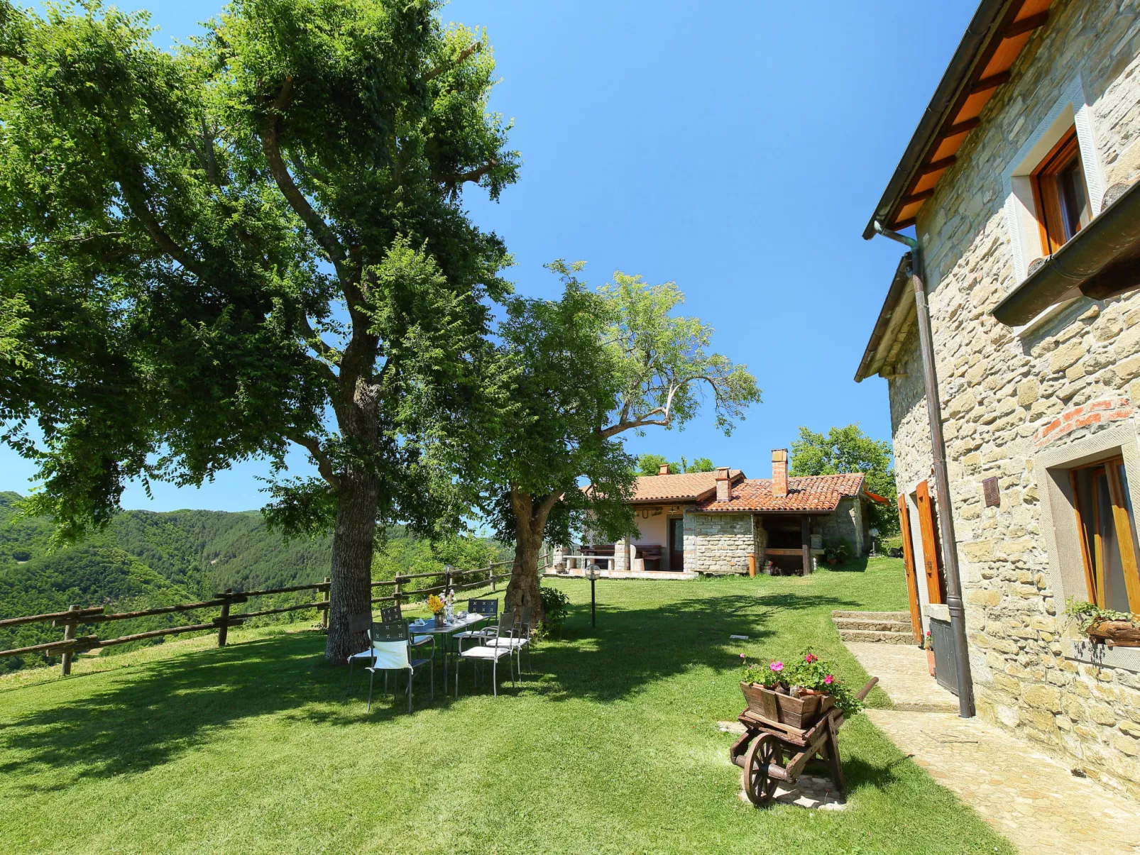 Azienda Agricola Piano Rosso-Buiten