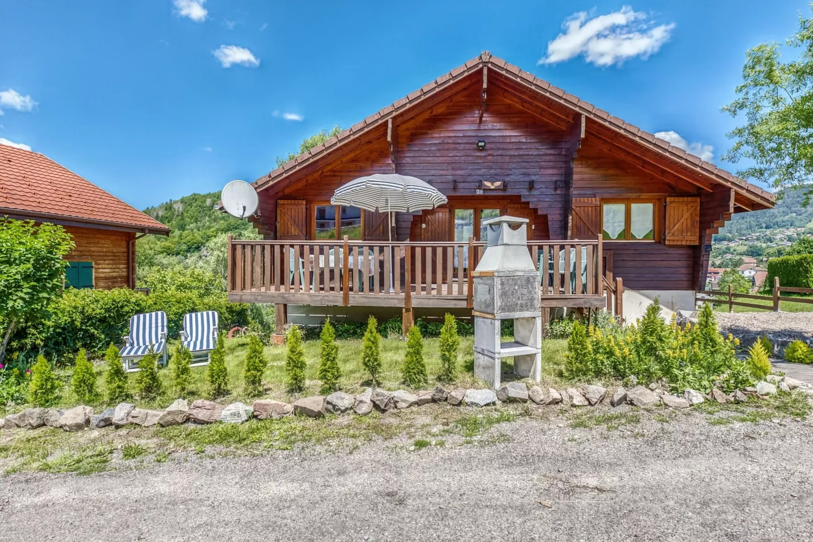 L'Aigle chalet ensemble - Saint-Maurice-sur-Moselle-Buitenkant zomer